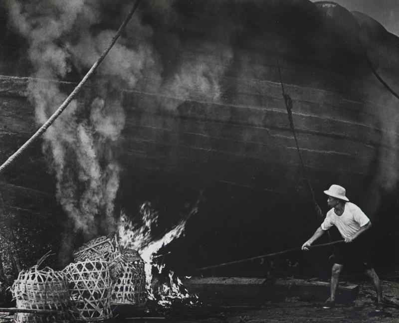 烘船:当年在独立桥加冷河一带,修船工人起火将嵌入船身的贝类烧掉,完全去除后再上一层防水的蜡。木帆船修复后焕然一新,扬帆出海。