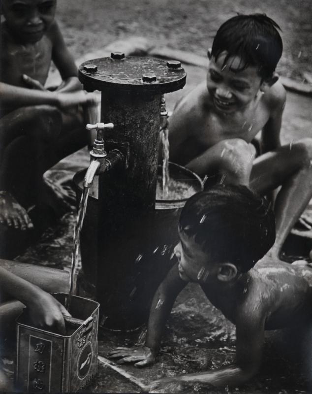 波东巴西童浴无忌:在那个物资水源欠缺的1960年代,孩童用村里的公用水龙头,在众目睽睽之下冲凉是常见的画面,也是当年摄影师表现纯真无邪的象征。隐私是我们这个什么都不缺的时代的产物。