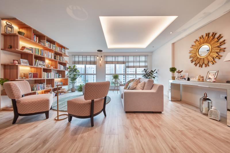 夜晚的灯光映在玫瑰金和黄铜色的家饰上，浪漫、华贵。