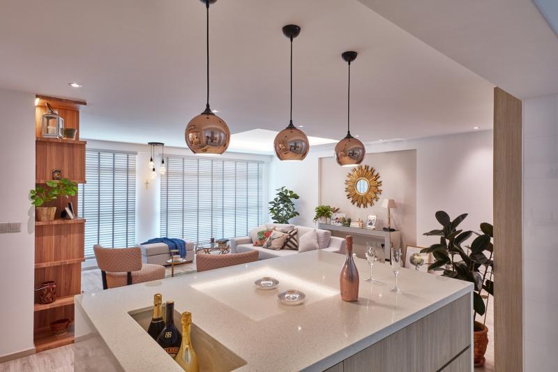 设计师在柜台台面上打造一个长方形的凹槽，让主人同时冰镇几瓶酒。这一招快学起来。