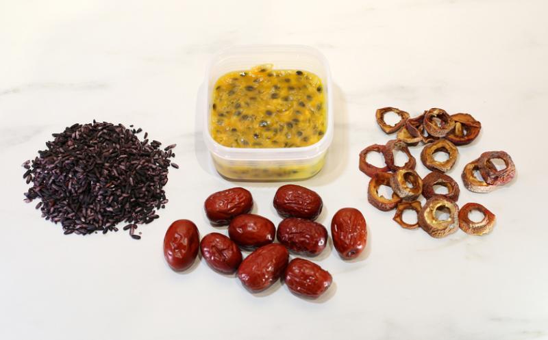 有米酸奶规定使用中国云南墨江的紫米、新疆的红枣、台湾埔里的百香果。(梁麒麟摄影)