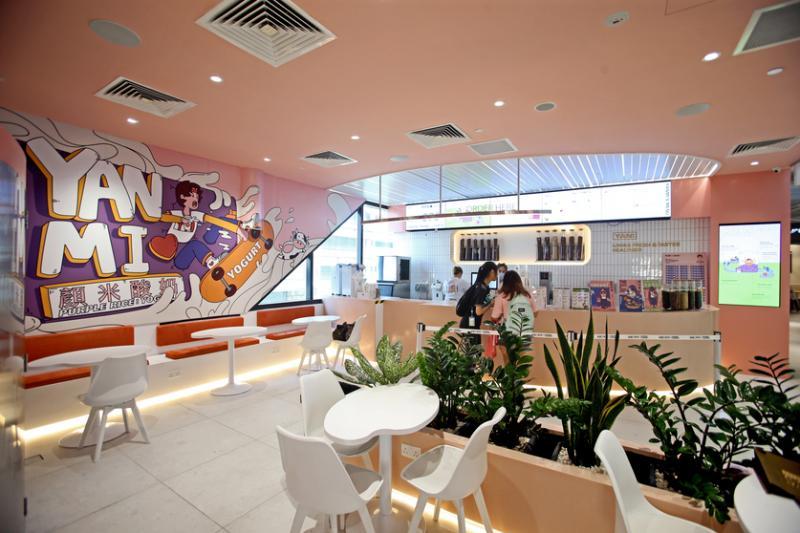 颜米酸奶的店面设计走年轻风格。(严宣融摄影)