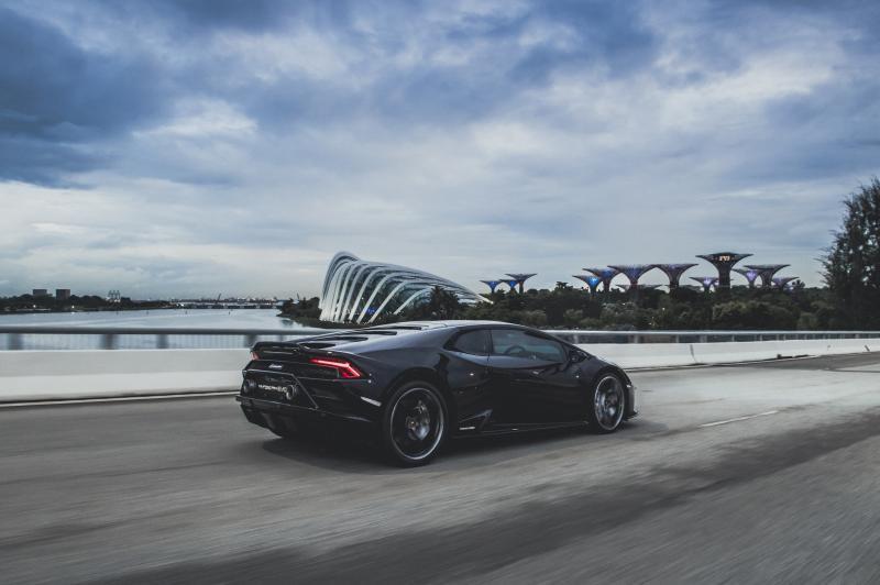 Huracan Evo的造型是典型的扁平兰博基尼超跑，车身每一线条都极具辨识度