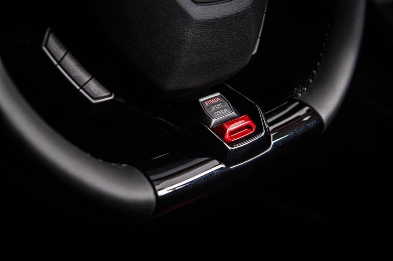 Huracan Evo具备道路（Strada）、运动（Sport）和赛道（Corsa）这几种驾驶模式。