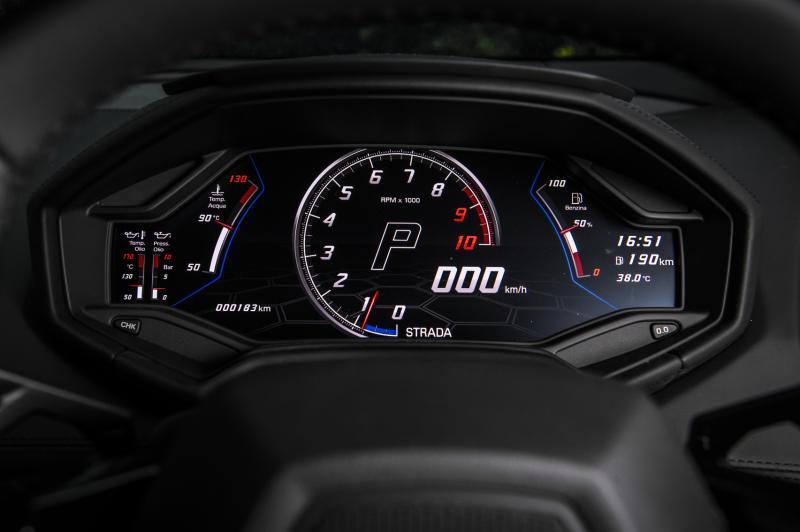 超跑具备先进互联功能的全新信息娱乐系统。