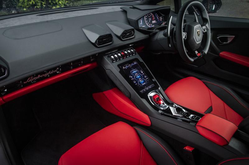 纯双座位的高科技空间像是战机驾驶舱。