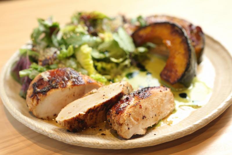 新嫩多汁的热鸡肉沙拉搭焦糖南瓜。