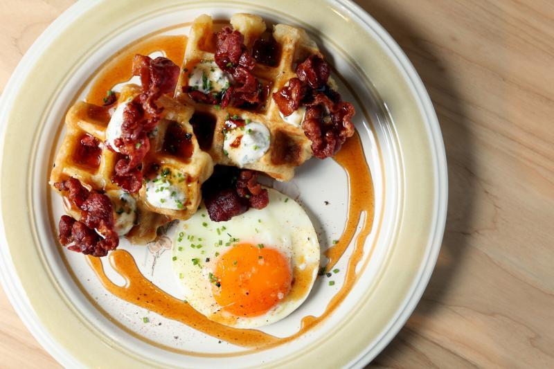 以酸种面团制作的格子松饼，香味迷人。