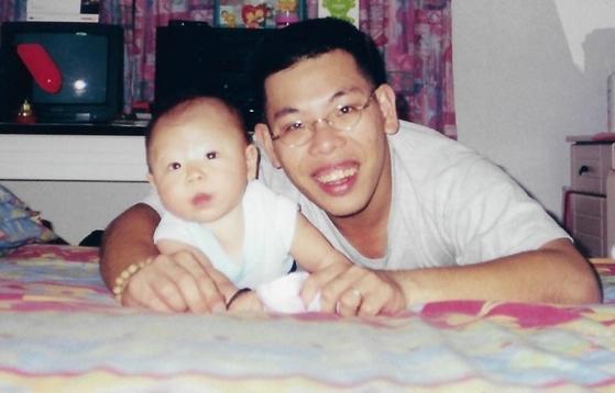 吕芬倪和五个月大的女儿吕惠婷。(受访者提供)