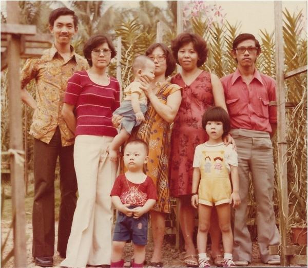 吕芬倪(前排右一)儿时与家人的合照。(受访者提供)
