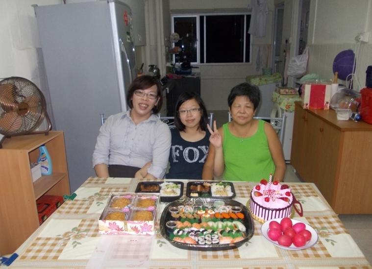 吕芬倪(左)和母亲(右)为吕惠婷庆祝13岁生日。(受访者提供)