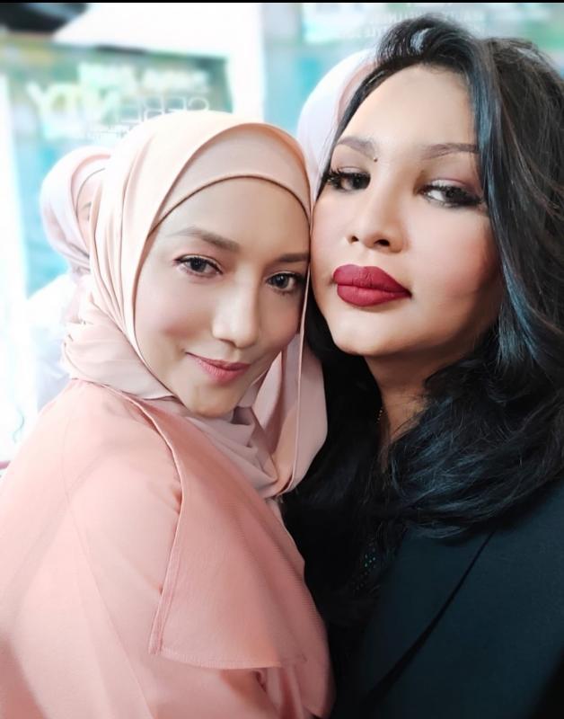 苏海塔(右)与马来西亚知名歌手Ziana Zain合照。(受访者提供)