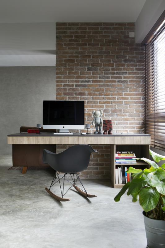 拆除一间卧室,改装成书房。