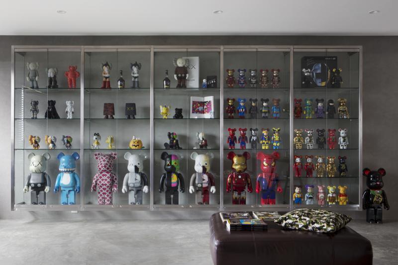 悬空的钢化玻璃柜极尽藏品展示之能。