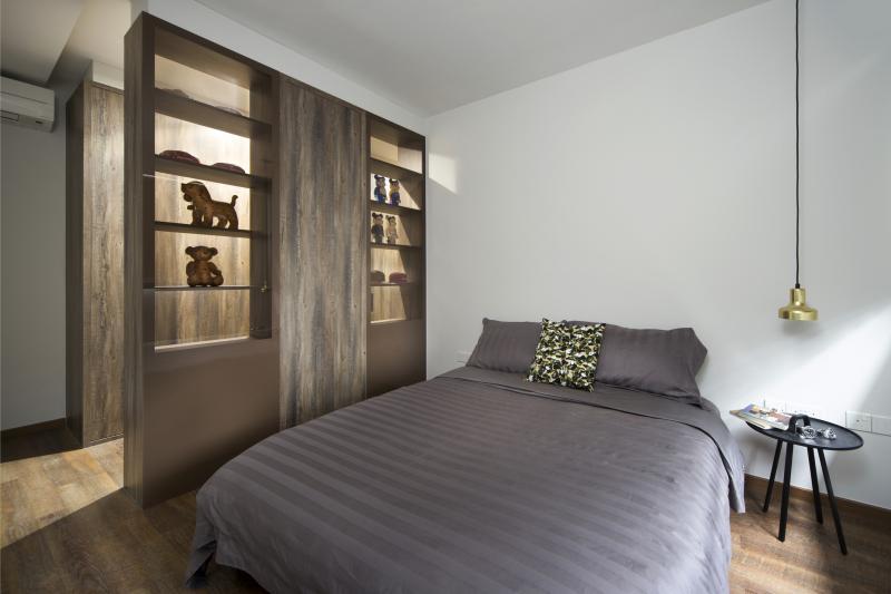 展示柜分隔了主卧的睡眠区和更衣区。