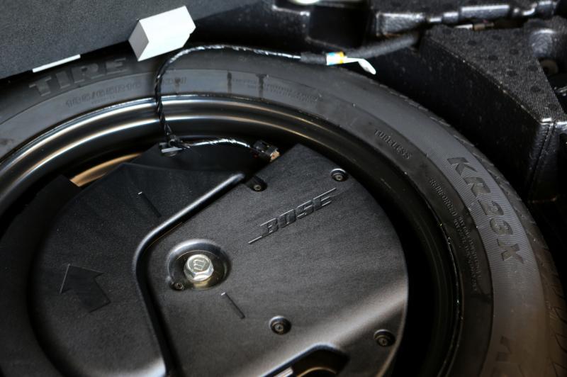 豪华版CX-30的行李厢后备胎上嵌入Bose低音扬声器，节省空间。