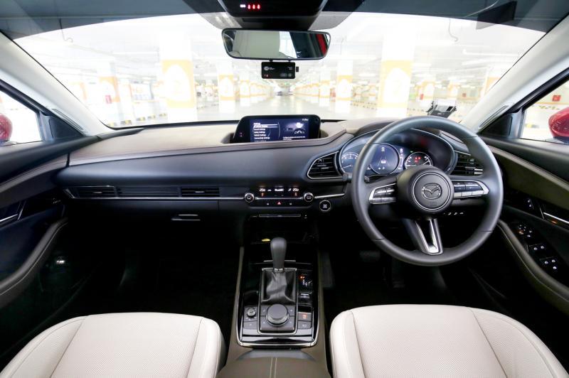 CX-30车室设计豪华，质感佳。