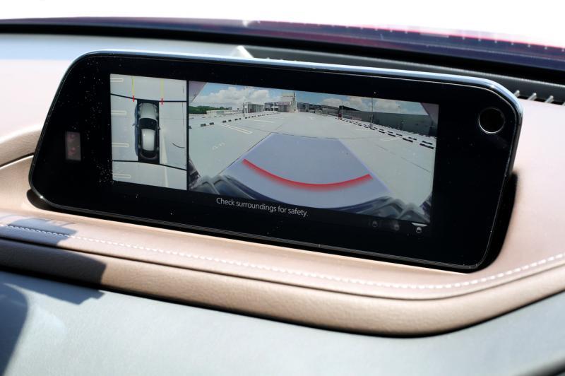 8.8英寸的悬浮式多媒体资讯娱乐显示屏位于仪表板的凹处。