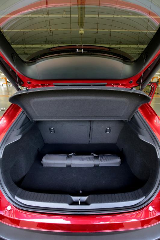 行李厢容量达422公升，电动尾门还可以“记忆”掀开的高度。