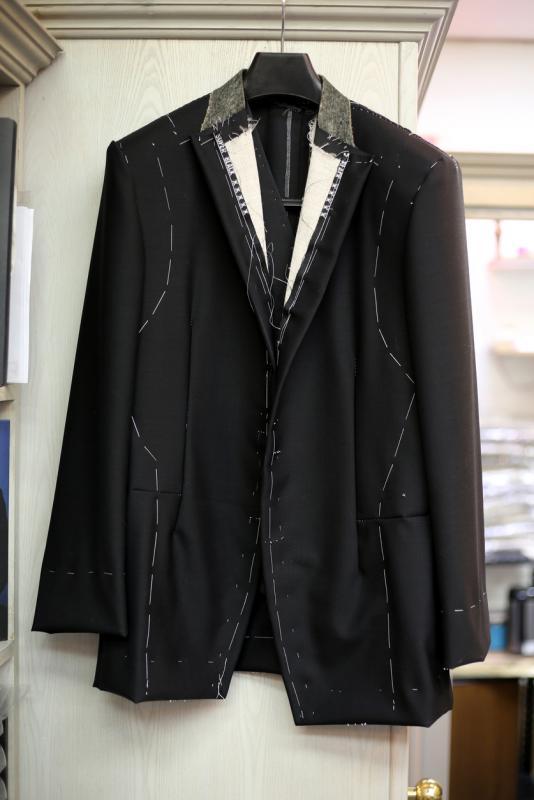 杨启隆制作洋服十分讲究,会先做版样给顾客试穿。