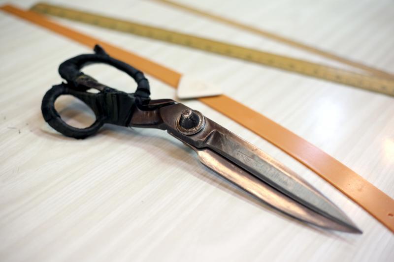 这把经历岁月磨练的剪刀,上面刻有店名Maino字样。