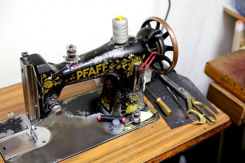 这台德国品牌的百福(Pfaff)缝纫机已陪伴杨启隆40多年。