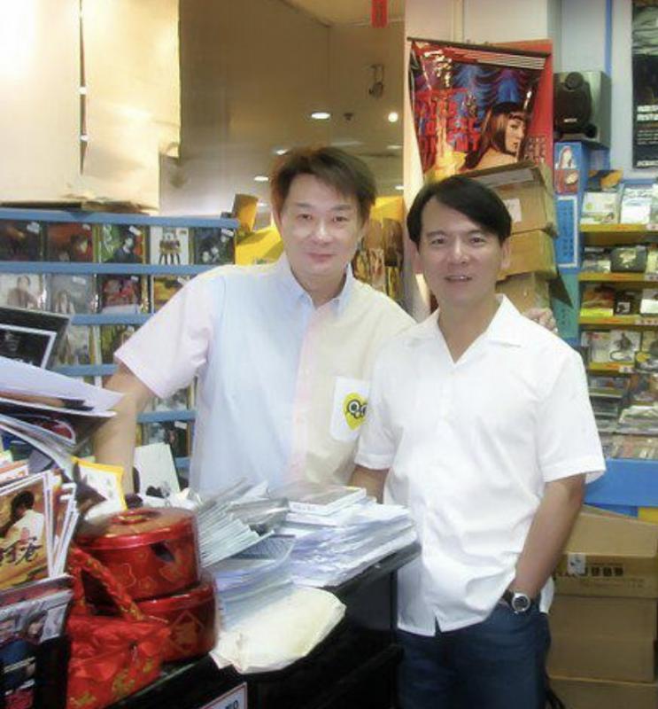 演唱《龙的传人》的台湾歌手李健复(右)于2011年到邵氏大厦梦田音乐会见欧伟毅。(欧伟毅提供)