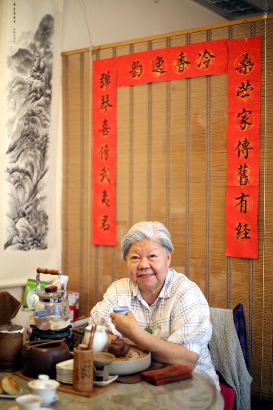 刘翠珍喜欢茶艺和书法,通过竹炉茶馆这个空间与同好分享心得。