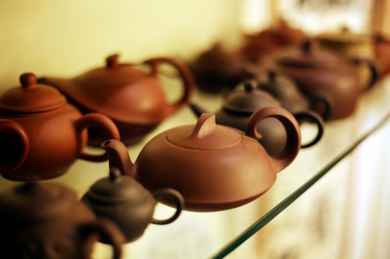 刘翠珍对茶壶很有研究并乐于分享。