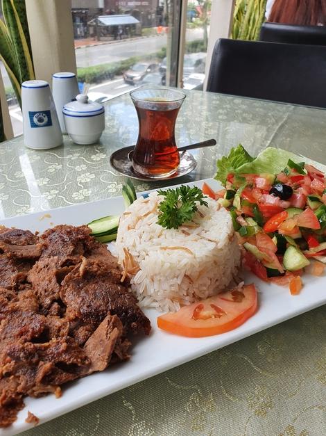 土耳其餐馆的烤牛羊肉午餐套餐。(陈爱薇摄)