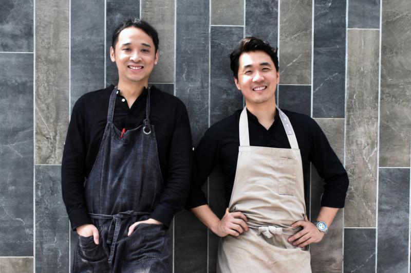 本月27及28日,韩锡铉(右)将与圣淘沙The Outpost Hotel餐馆1-V:U的主厨陈龙温(左)一起呈献四手联弹晚餐。(受访者提供)