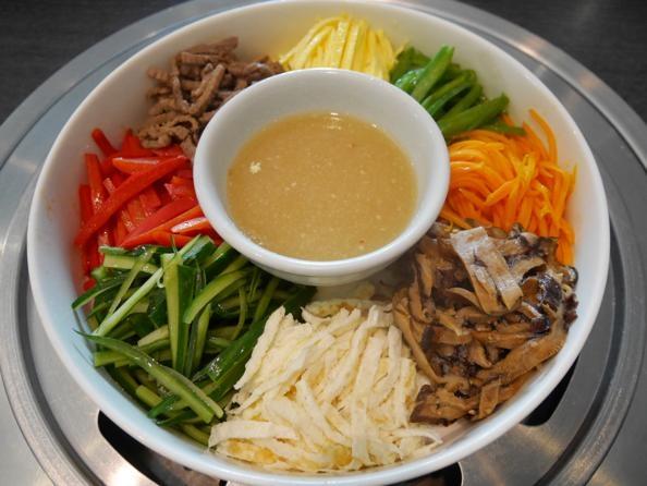 Chang Korean Charcoal BBQ菜单上也有以御膳料理为灵感的辣芥末酱沙拉。(受访者提供)