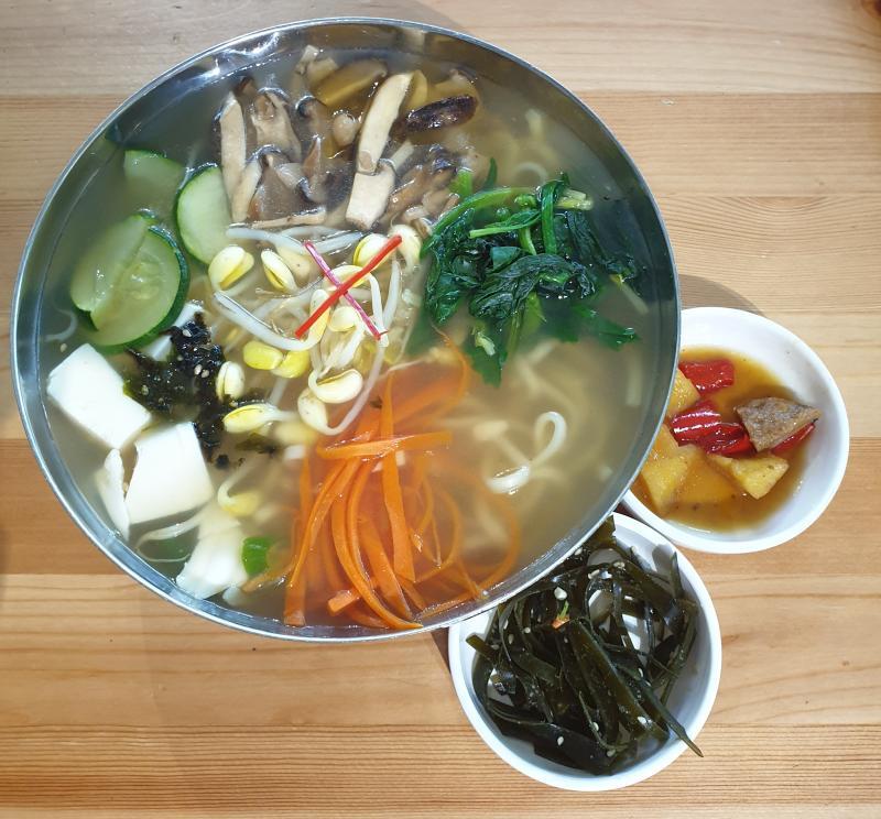 The Boneless Kitchen素食韩食的酱料等等,都是餐馆自制。(黄亿敏摄)