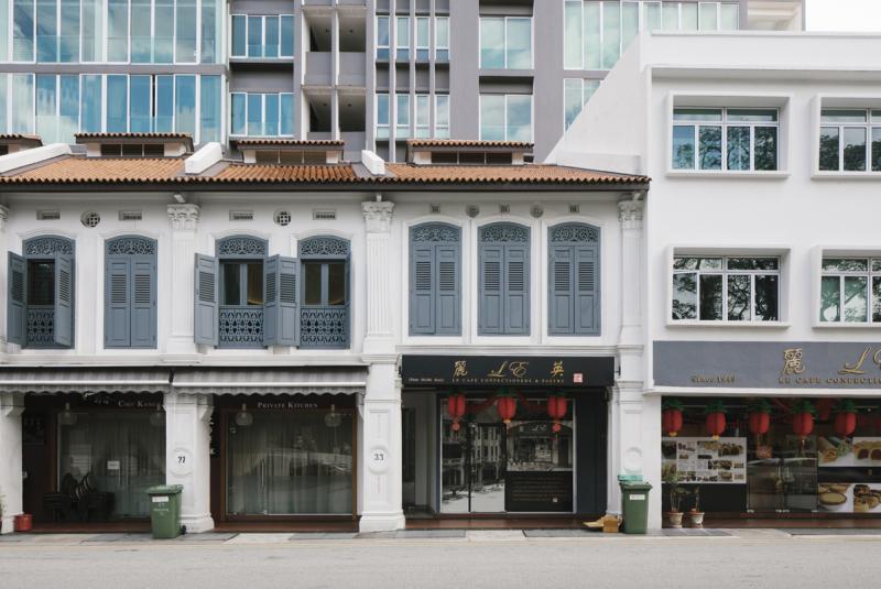 屋子外观是老店屋，内部却是性感的现代曲线。