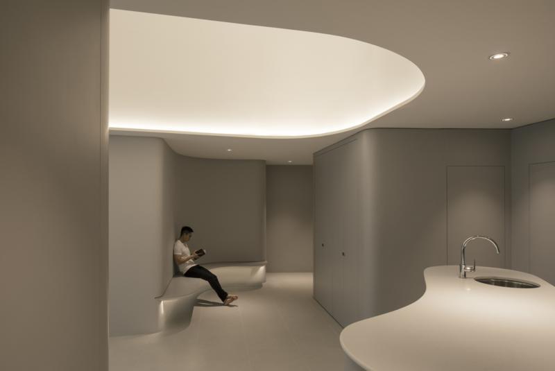 弧形墙上嵌入弧形的长凳，放张餐桌就能开饭了。