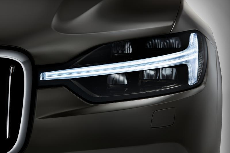 一对呈T字形与格栅相连的醒目车头日间行车灯,设计灵感来自“雷神之锤”。