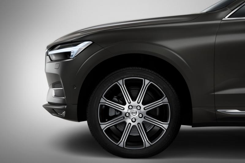 19.5英寸的多条辐轮毂造型,配合235宽度、55扁平比的轮胎,提供了很好的行驶和抓地性能。