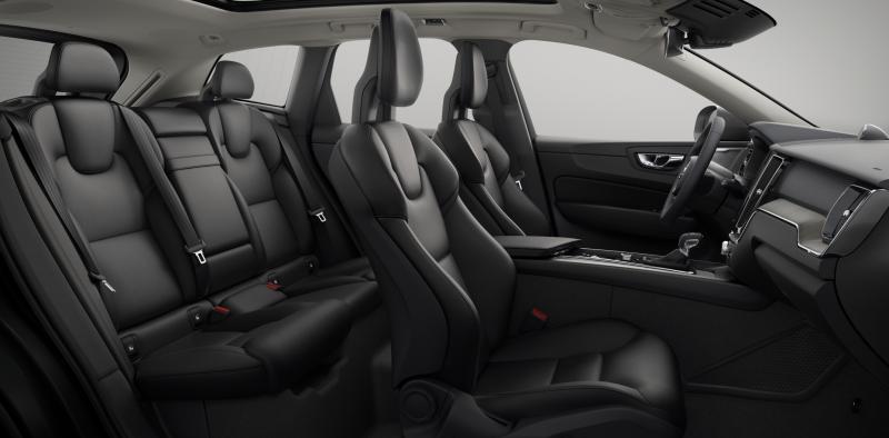 前后排座椅都有足够的空间和极高的舒适度。