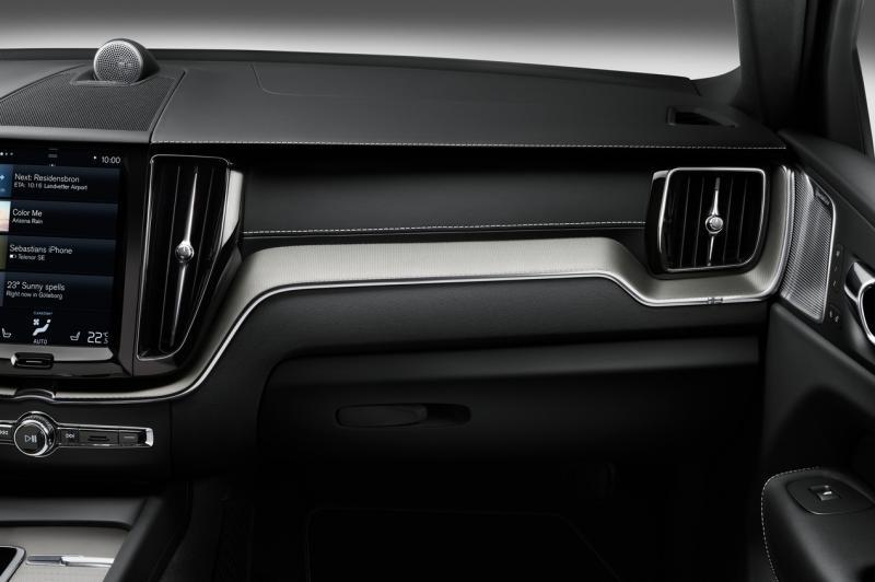 北欧简约风格从车外延伸到车内,车室保持了沃尔沃一贯的居家温馨氛围。