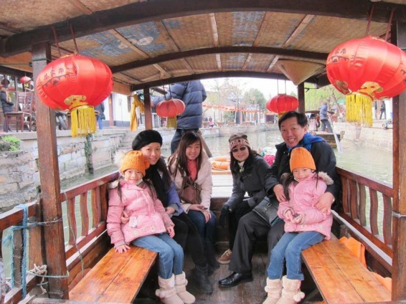 2016年祖孙三代摄于中国上海朱家角。（受访者提供）