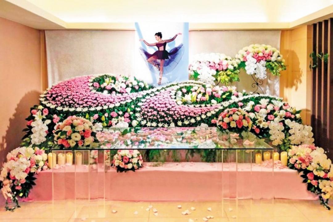 刘真追思灵堂以她生前最爱的粉色调布置。（互联网）