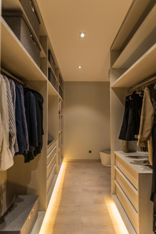 主人房的入口走廊被打造成步入式衣柜。
