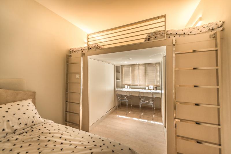 设计独特的阁楼睡房，上为睡床，下为书房，两旁为衣柜，阁楼下另一角还有多一张床。