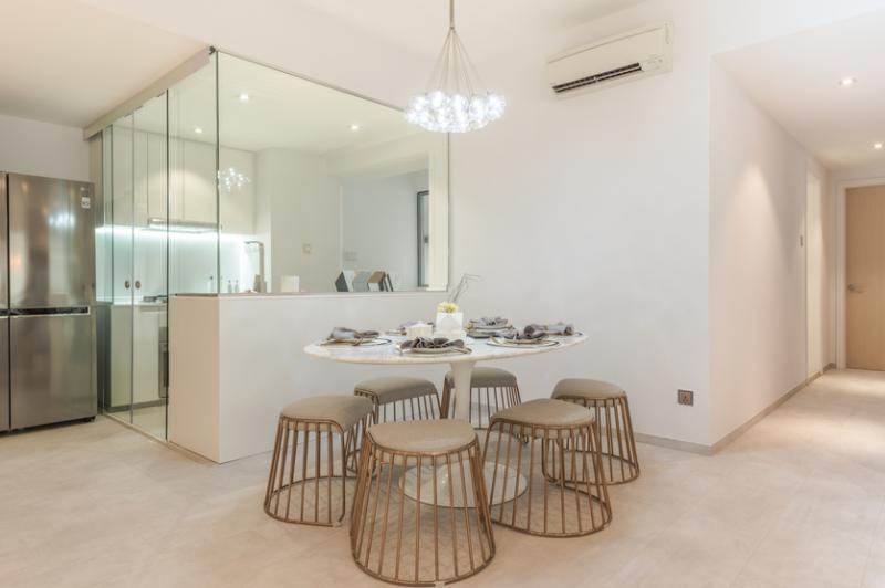 饭厅的大理石圆桌和凳子的搭配，打造了“新加北欧”风格。