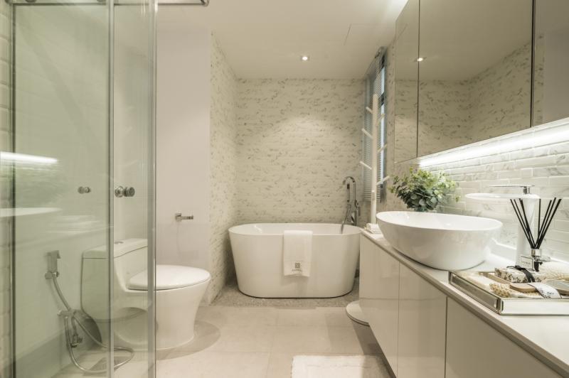 浴室面积虽然不大，但仍有足够空间安置一个紧凑型浴缸。