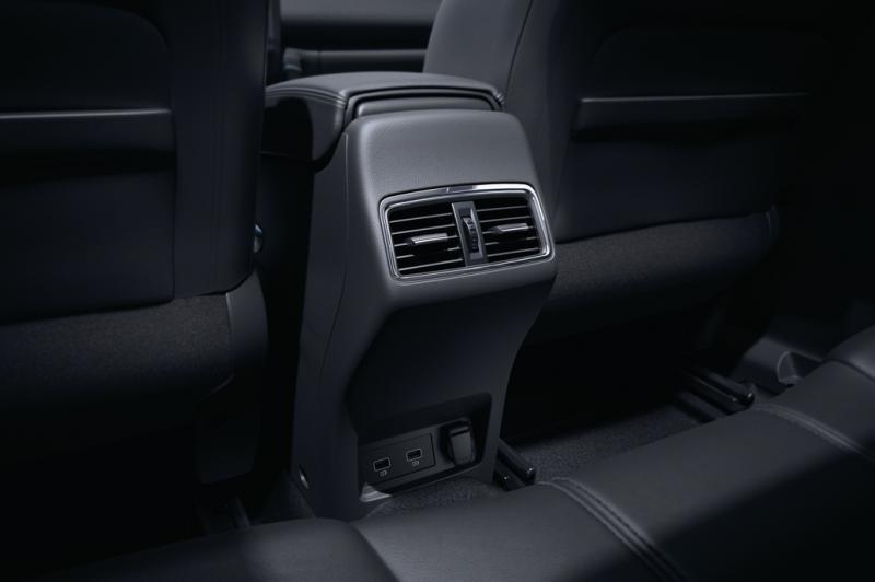 后座有两个冷气出风口,还有USB插座。