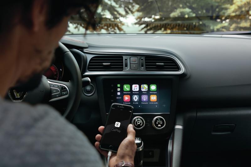 7 英寸的中控娱乐触屏,支援Apple CarPlay 和 Android Auto,且边缘不再有旋转式的按钮。