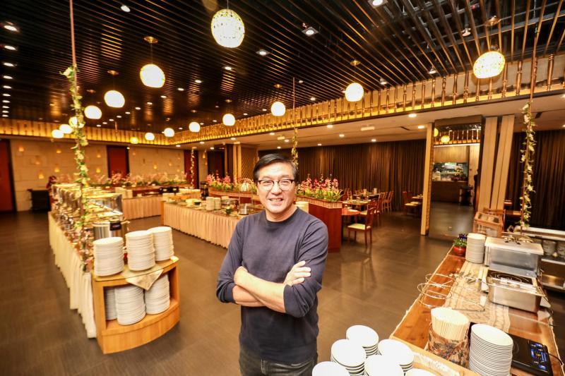 Penang Place创办人黄吉合通过自助餐方式，把道地槟城和娘惹美食介绍给新加坡人。（陈斌勤摄）