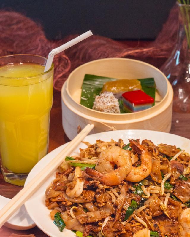 餐馆推出优惠套餐对抗疫情，炒粿条，三款自制糕点和饮料只须$10。（受访者提供）