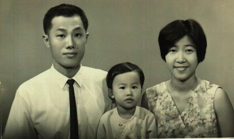杨应愫两岁多时与父母合照。(受访者提供)